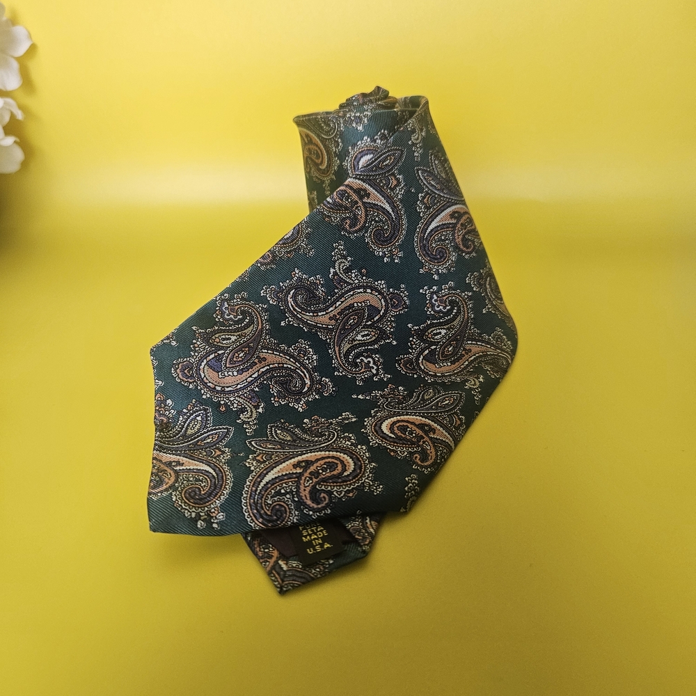 100% Silk Imported From Italy Green Peach Paisley Print Tie Made In USA
